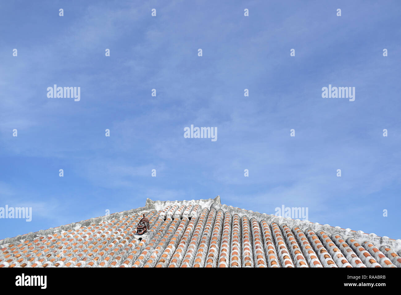 Shisa Lion auf traditionellen Ziegeldach das Haus von den bösen Geistern zu schützen, yaeyama Taketomi Inseln, Island, Japan Stockfoto