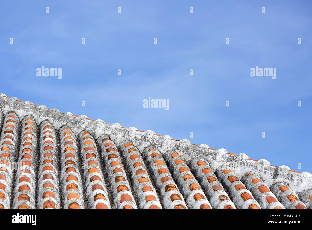 Shisa Lion auf traditionellen Ziegeldach das Haus von den bösen Geistern zu schützen, yaeyama Taketomi Inseln, Island, Japan Stockfoto