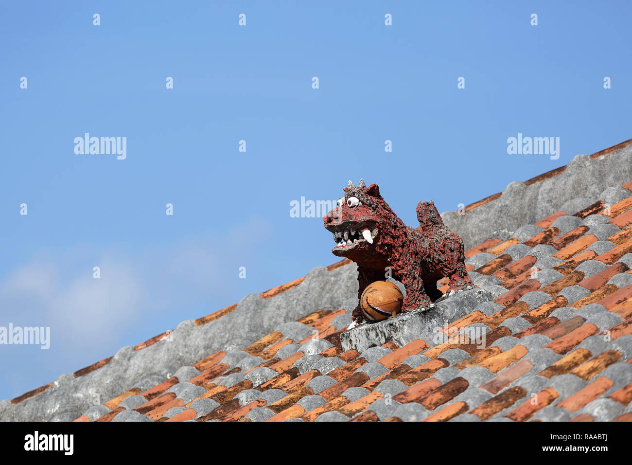 Shisa Lion auf traditionellen Ziegeldach das Haus von den bösen Geistern zu schützen, yaeyama Taketomi Inseln, Island, Japan Stockfoto