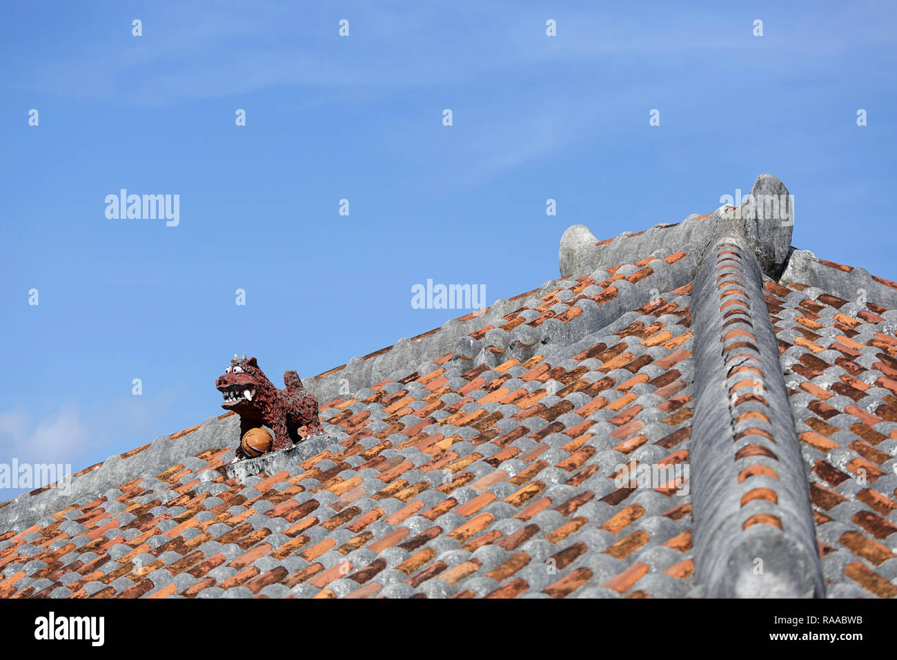 Shisa Lion auf traditionellen Ziegeldach das Haus von den bösen Geistern zu schützen, yaeyama Taketomi Inseln, Island, Japan Stockfoto