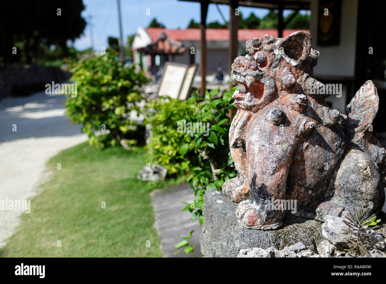 Straße mit traditionellen Steinmauern im Tropical island Taktomi in Japan Stockfoto