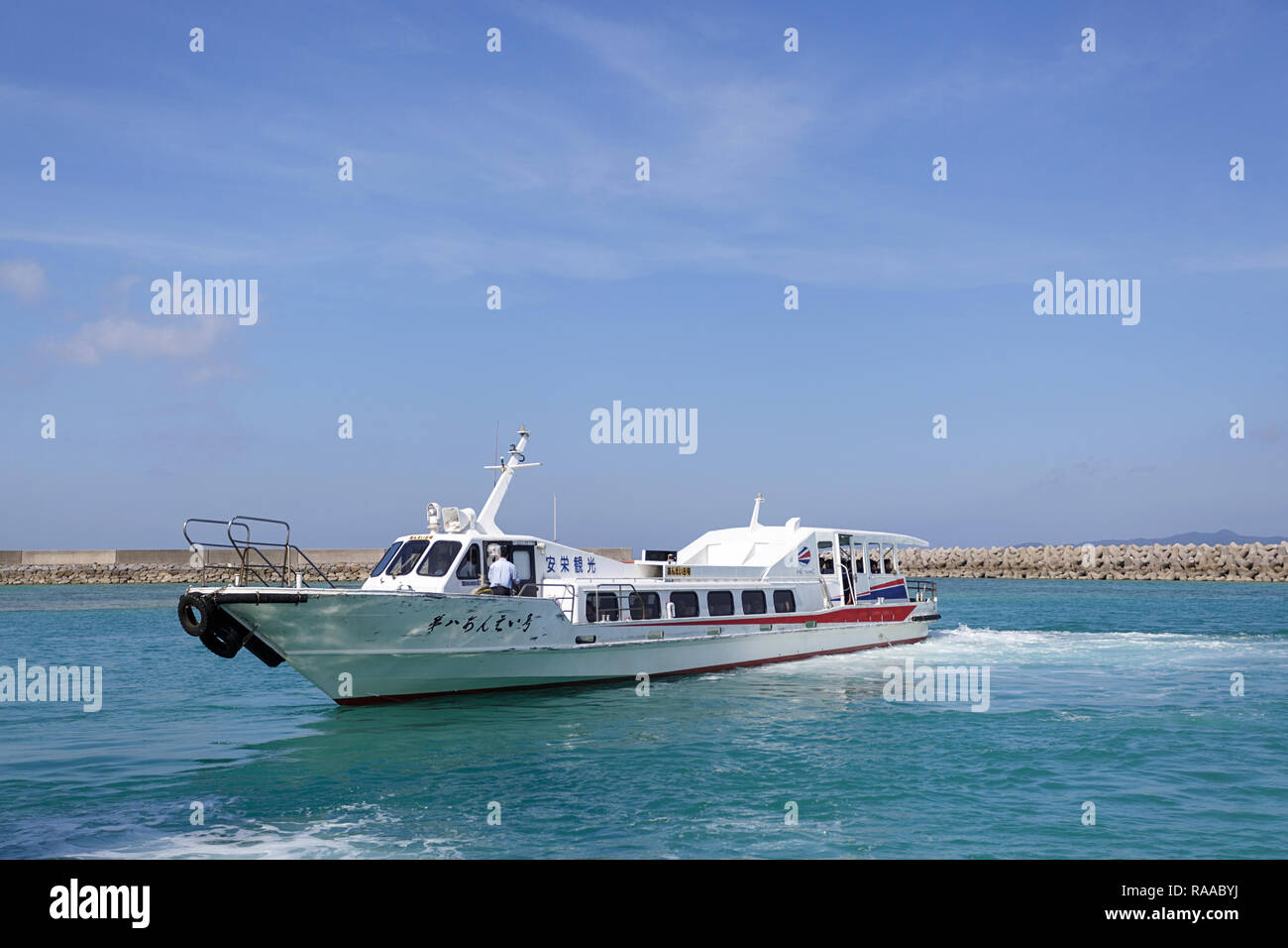 Eine tour Boot zur Insel Taketomi, Präfektur Okinawa, Japan Stockfoto