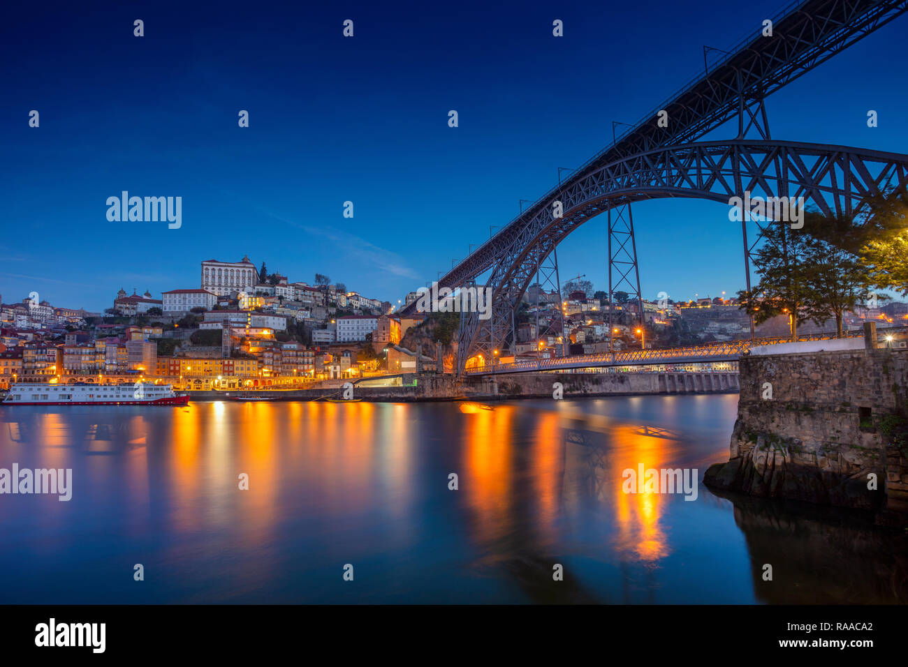 Porto, Portugal. Stadtbild Bild von Porto, Portugal mit Reflexion der Stadt in den Fluss Douro und die Luis I Brücke während der Dämmerung blaue Stunde. Stockfoto