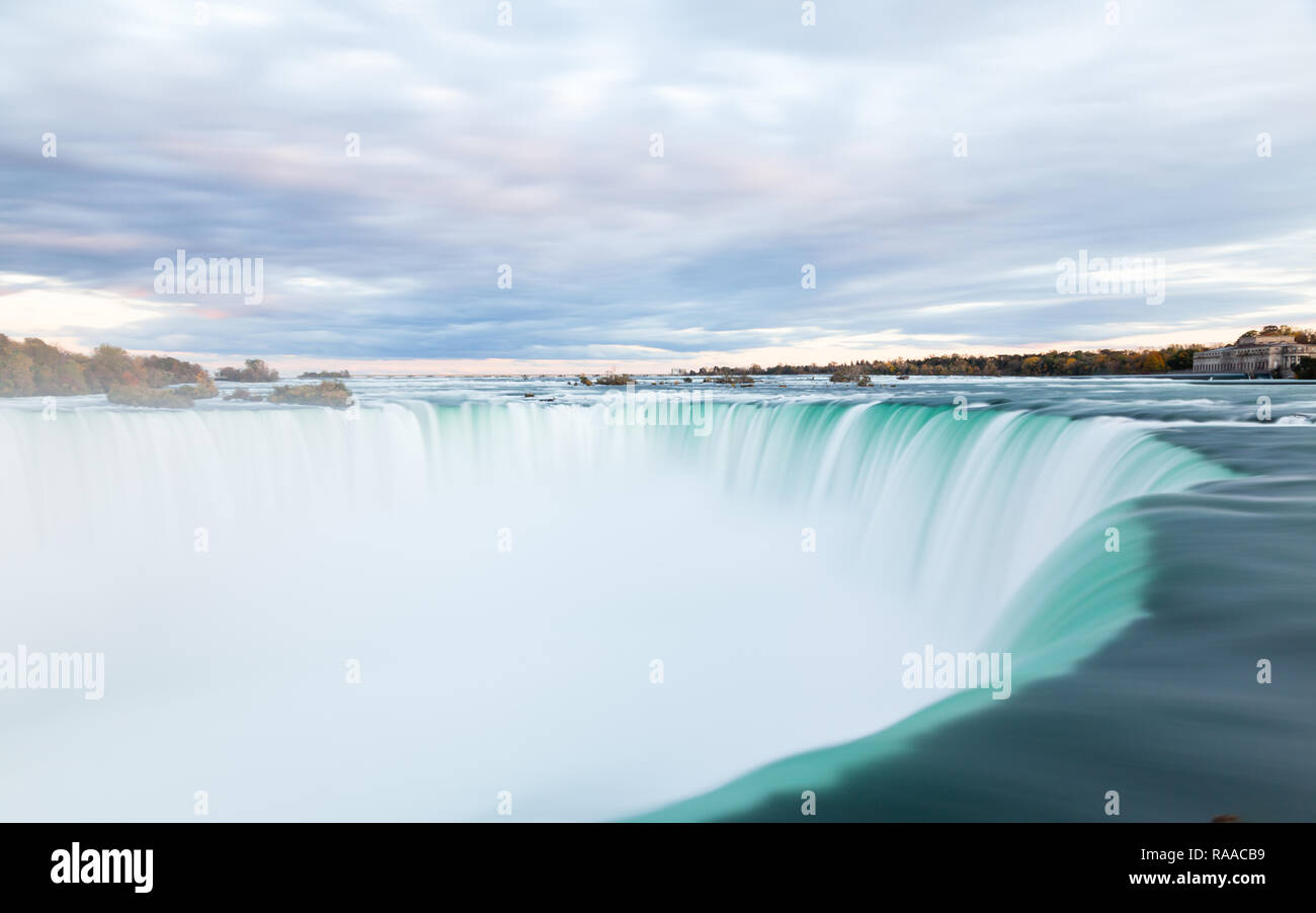 Der Blick über die Horseshoe Falls in der Dämmerung, ein Teil der Niagarafälle. Die fällt die Grenze zwischen Amerika und Kanada straddle. Stockfoto