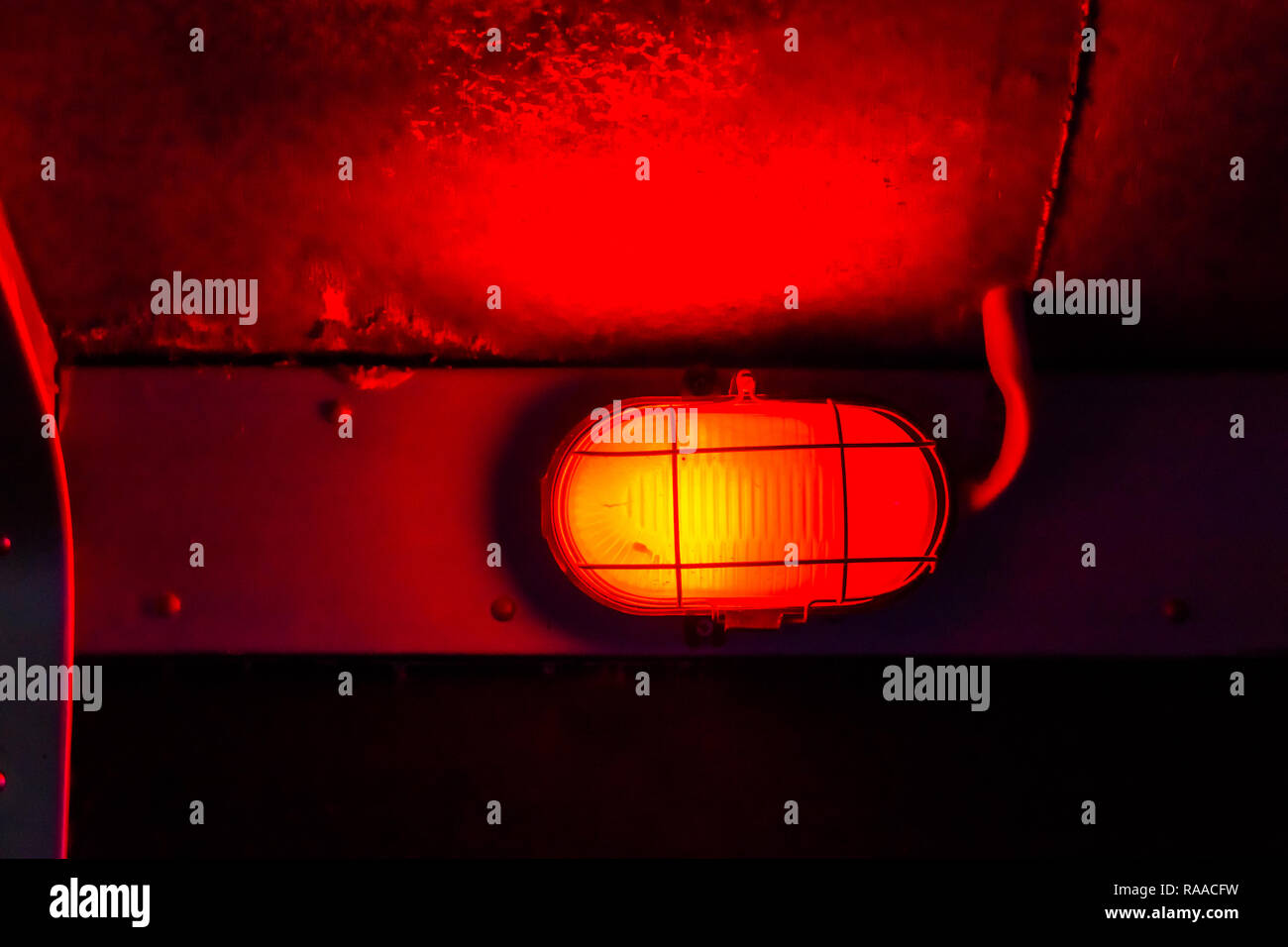 Rote Lampe, die an einem U-Boot, das Innere eines Unterwasser Boot  Stockfotografie - Alamy