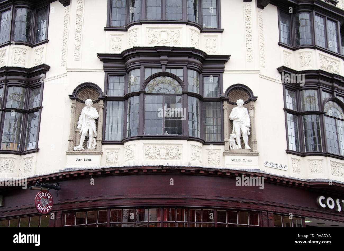 Die alten Stiefel Gebäude in Derby City Centre mit seinen berühmten Statuen Stockfoto
