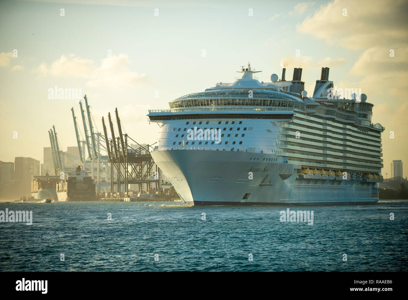 MIAMI - 30. Dezember 2018: Die Royal Caribbean Allüre der Meere, größte Kreuzfahrtschiff der Welt, Blätter Port. Stockfoto