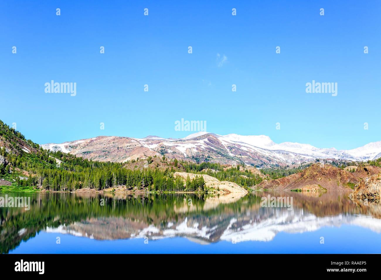 Toller Blick über Yosemite See mit erstaunlichen Spiegelbild im Wasser, Yosemite National Park, Kalifornien, USA Stockfoto