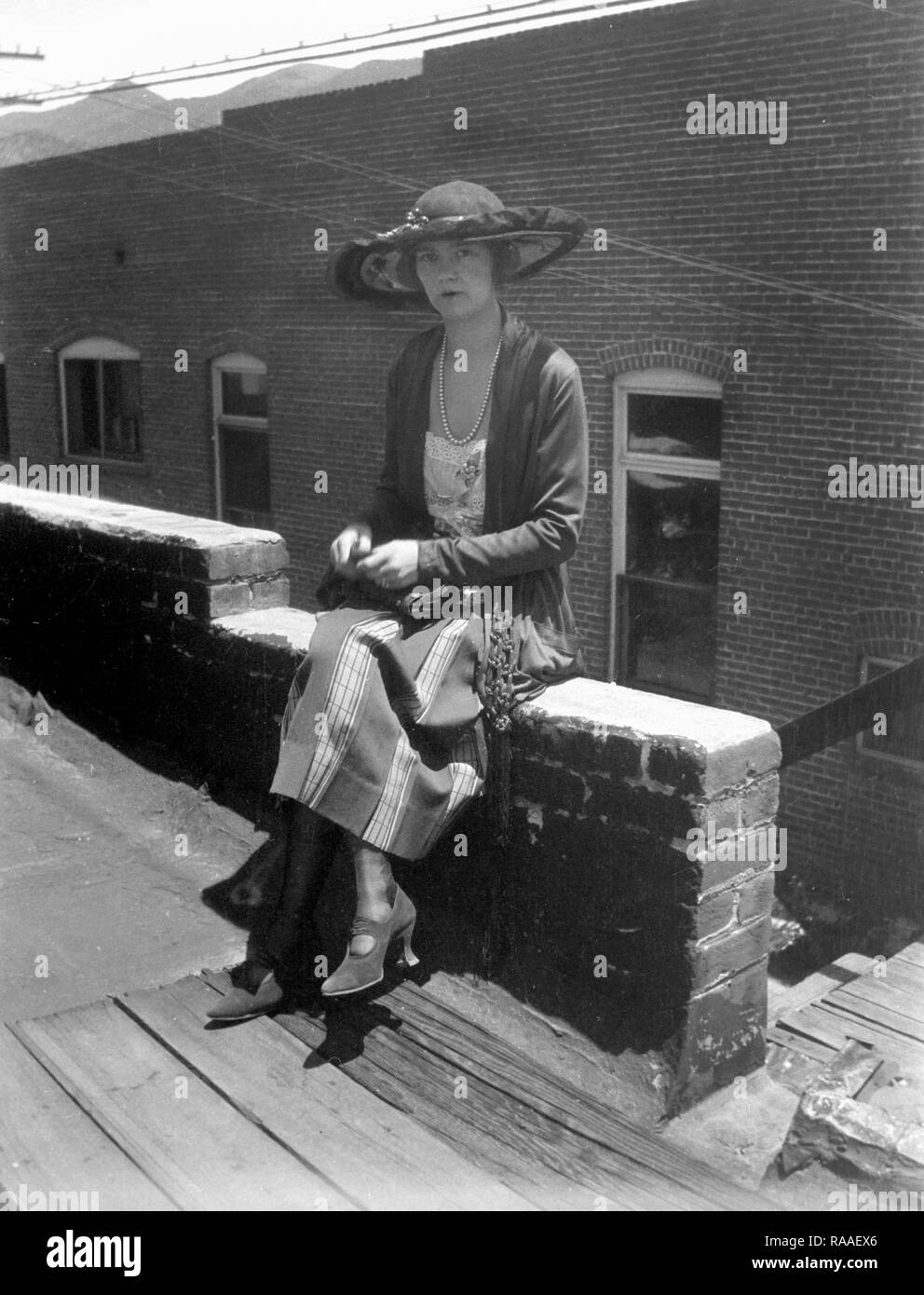 Eine Frau stellt sich auf einem Dach für ein Portrait, ca. 1925. Stockfoto