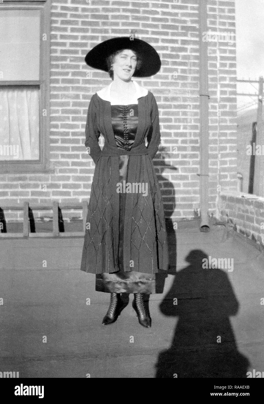 Eine Frau stellt sich auf einem Dach für ein Portrait, ca. 1925. Stockfoto