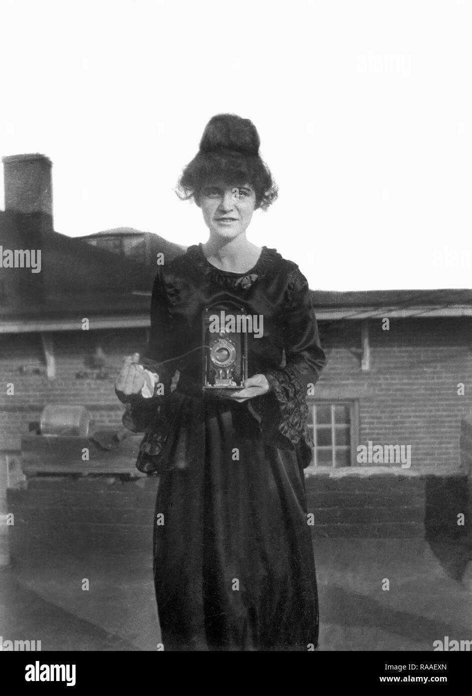 Eine Frau macht ein Foto auf dem Dach, Ca. 1925. Stockfoto
