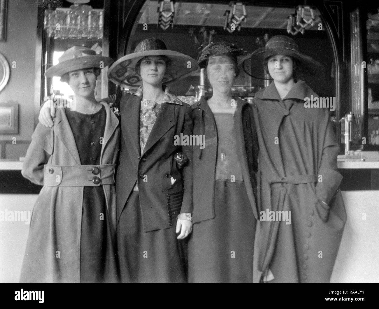 Vier junge Frauen stehen zusammen für Portrait in einer Bar, Ca. 1928. Stockfoto