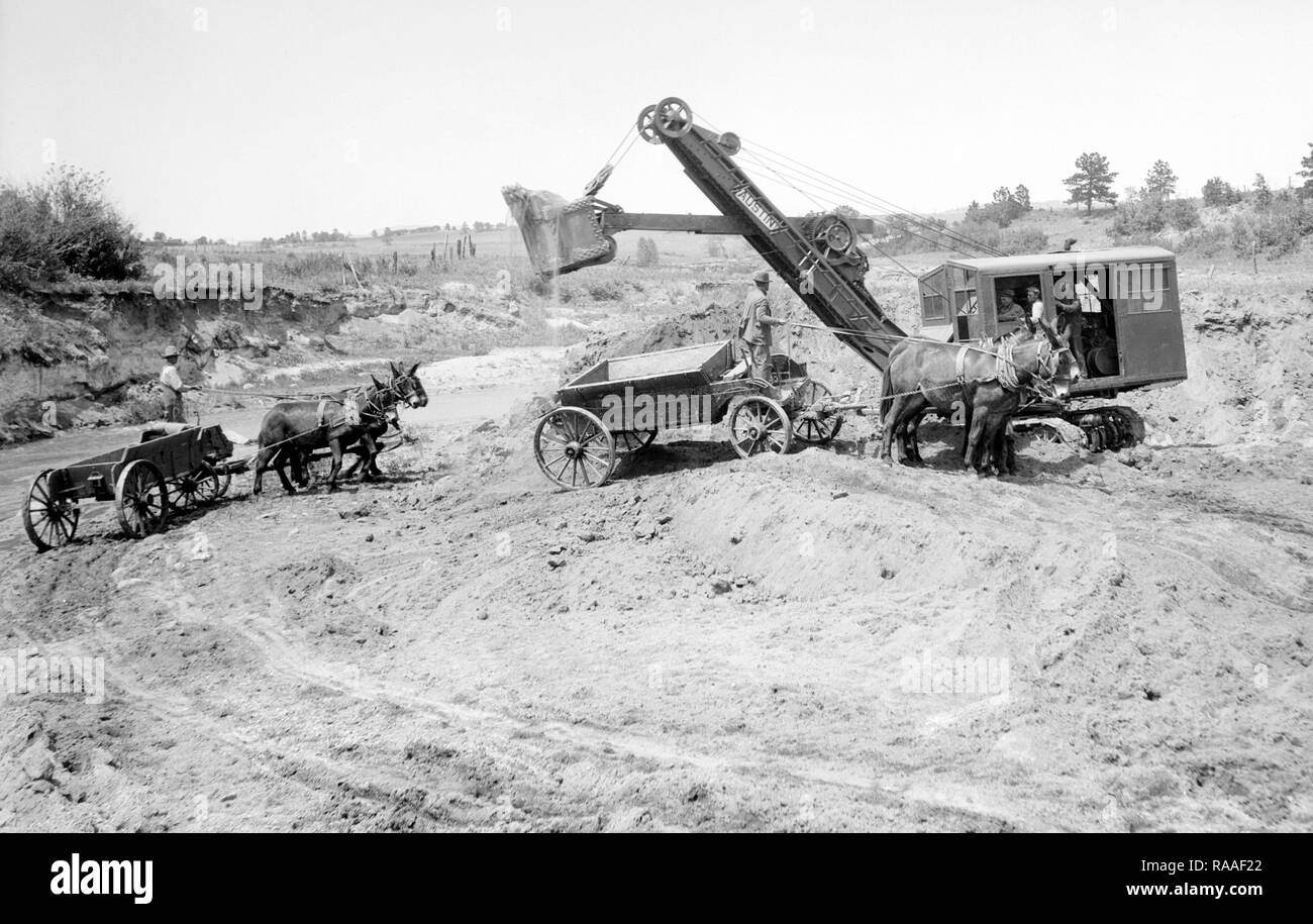 J. Fred Roberts und Söhne Bau Crew arbeitet auf den Bau von Straßen in Colorado, Ca. 1922. Stockfoto