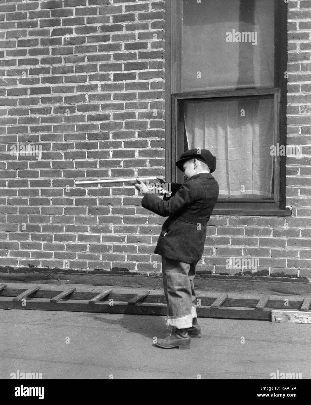 Dachterrasse mit Spaß für einen Jungen mit einem Luftgewehr, Ca. 1928. Stockfoto
