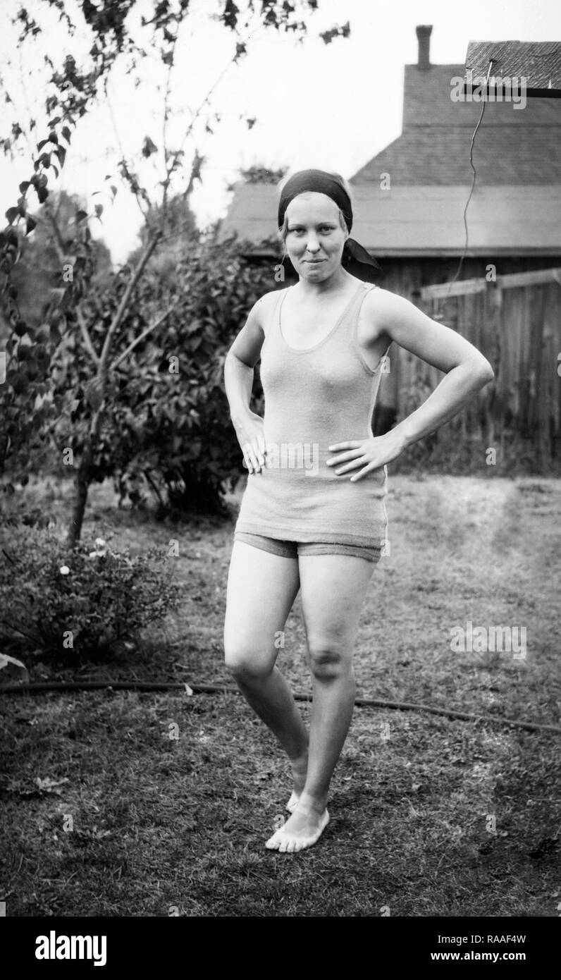 Eine junge Frau stellt in ihrem einteiligen Badeanzug, Ca. 1925. Stockfoto