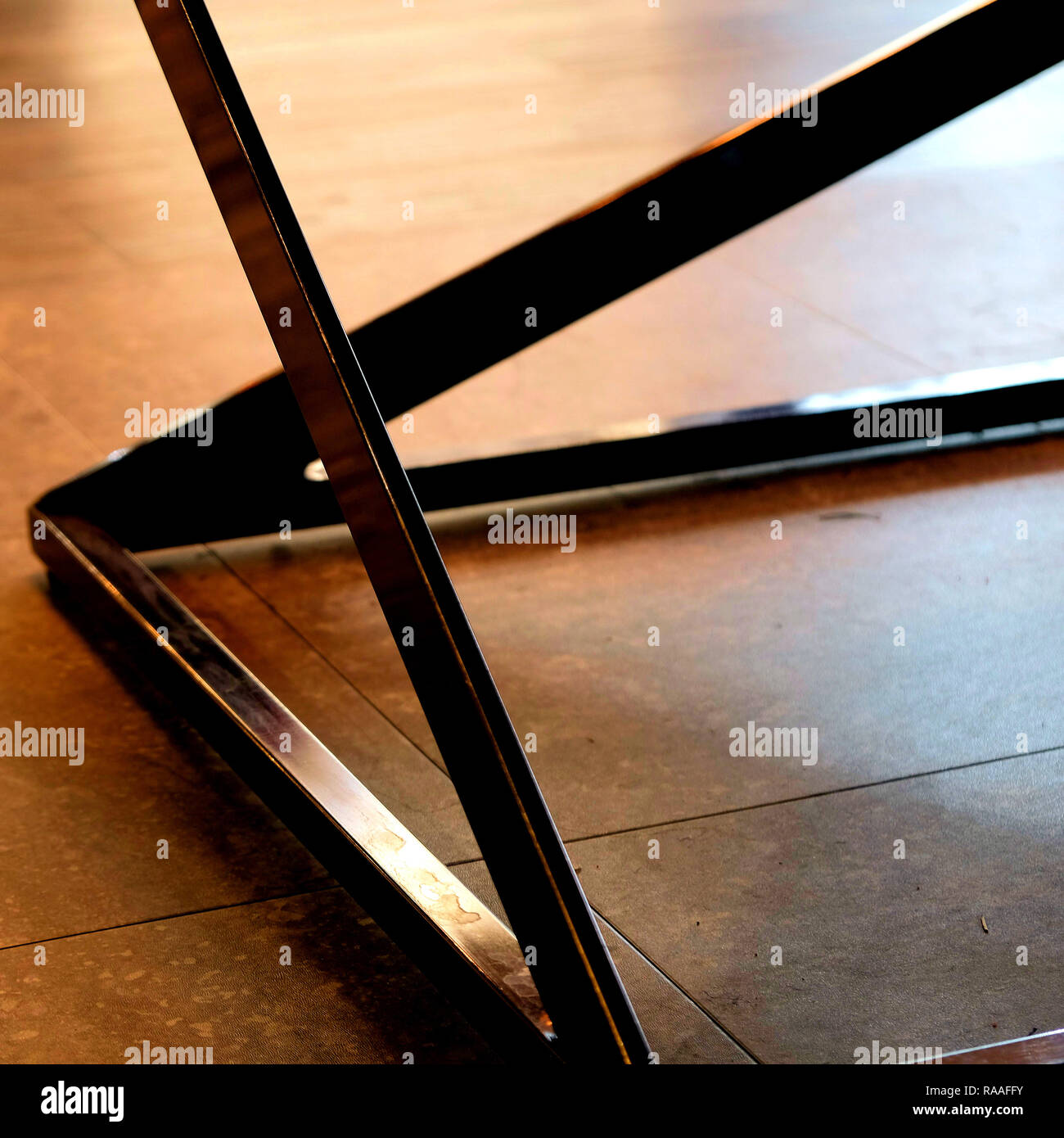 Close-up Detail der Wohnzimmer Tischbeine aus Metall; geometrische Design  Stockfotografie - Alamy