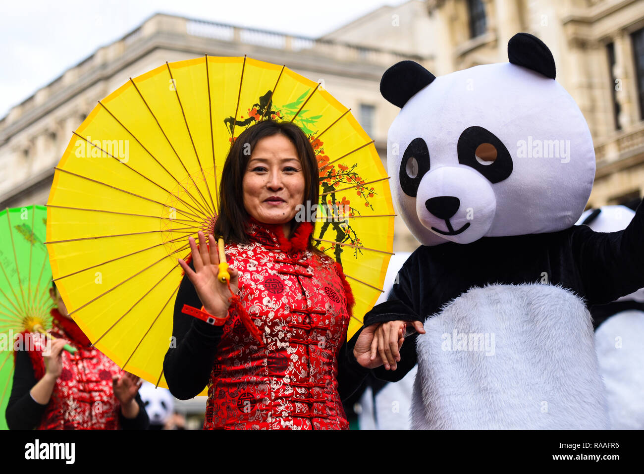 London chinesischen Chinatown Association, UK, am Tag der Londoner New Year's Parade, UK. Chinesische und Panda Kostüm Stockfoto