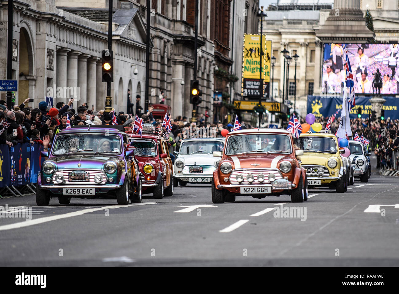 London und Surrey Mini Owners Club's Day London New Year's Parade, UK. Original British Leyland Mini Autos Stockfoto