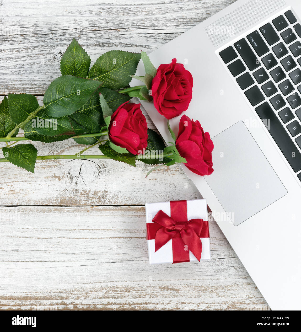 Nahaufnahme der Weißen im Alter von Desktop mit Valentinstag Romanze Konzept im Büro Stockfoto