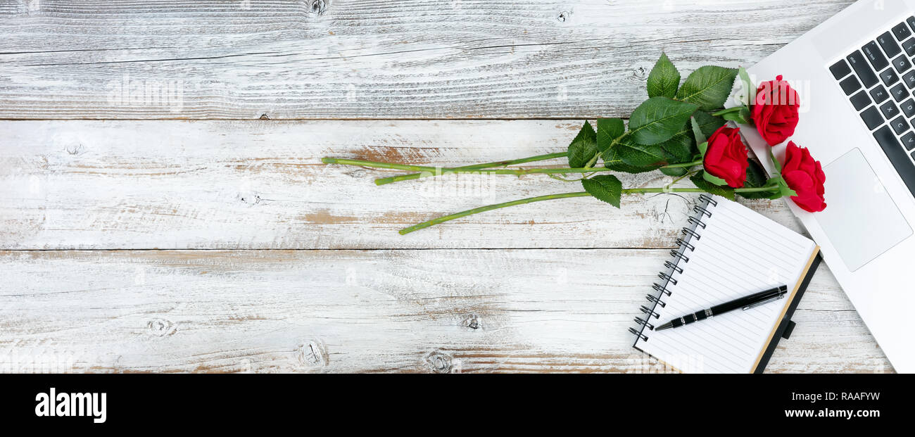 Blick von oben auf die weiße rustikalen Desktop mit Valentinstag Romanze Konzept im Büro Stockfoto