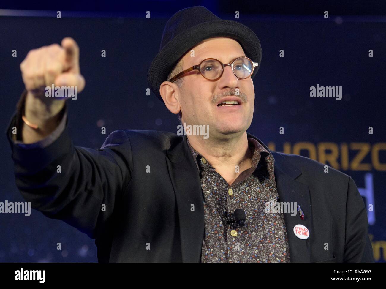 David Grinspoon, Senior Scientist bei der Planetary Science Institute diskutiert Pluto und der menschlichen Phantasie während der Pressekonferenz vor der erwarteten Vorbeiflug von Ultima Thule durch den neuen Horizont raumsonde an der Johns Hopkins University Applied Physics Laboratory am 31. Dezember in Laurel, Maryland, 2018. Die Vorbeiflug der Raumsonde aufgetreten ist 6,5 km (4 Mrd. km) entfernt, so dass es die am weitesten entfernten überhaupt Erforschung der ein Objekt in unserem Sonnensystem. Stockfoto