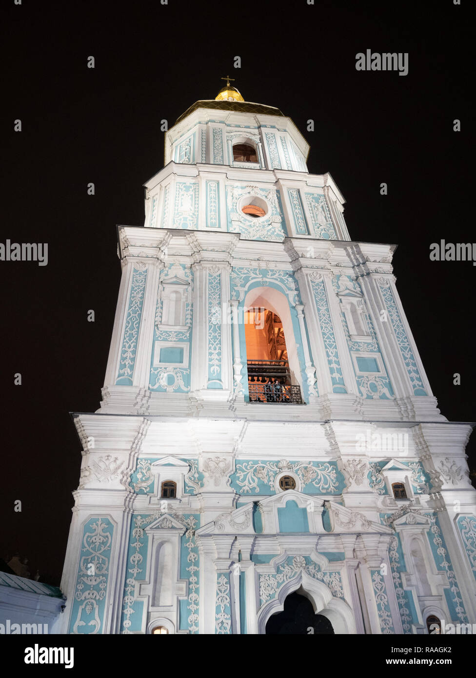 Kiew, Ukraine - 30. Dezember 2018: Glockenturm der St. Sophia Kathedrale Kloster UNESCO Weltkulturerbe mit schönen Hintergrundbeleuchtung bei Nacht Stockfoto