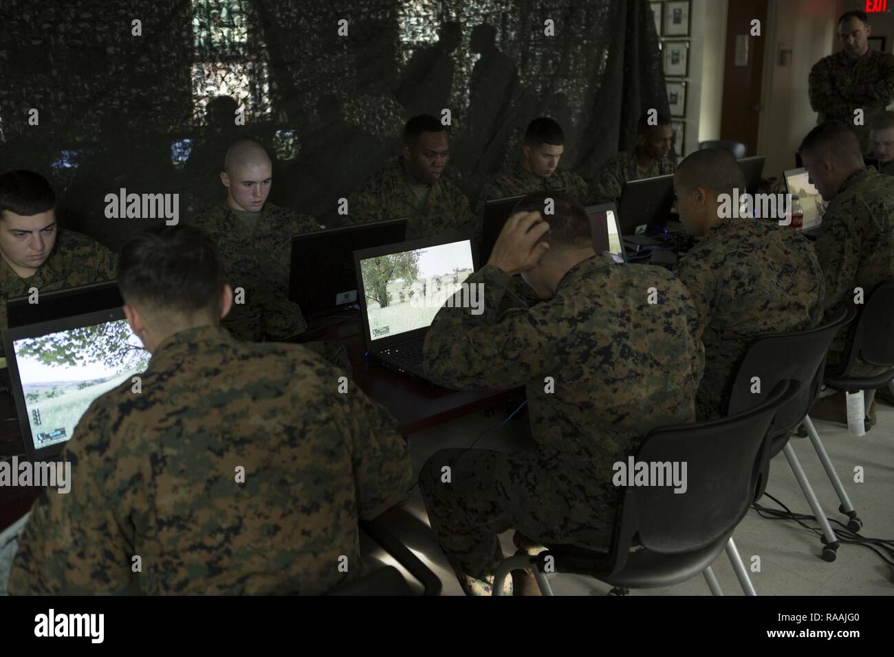 Us-Marines mit Echo Unternehmen, 2.BATAILLON, 6 Marine Regiment, 2nd Marine Division (2d MARDIV), konkurrieren in der Spartanischen taktische Spiele unter Verwendung von Virtual Battlespace 3 (VBS 3) in Camp Lejeune, N.C., Jan. 11, 2017. VBS 3 und der Spartanischen taktische Spiele erlauben die Marines ihren taktischen und kognitive Denken beim gegeneinander konkurrieren auf einem Squad Ebene zu testen. Stockfoto