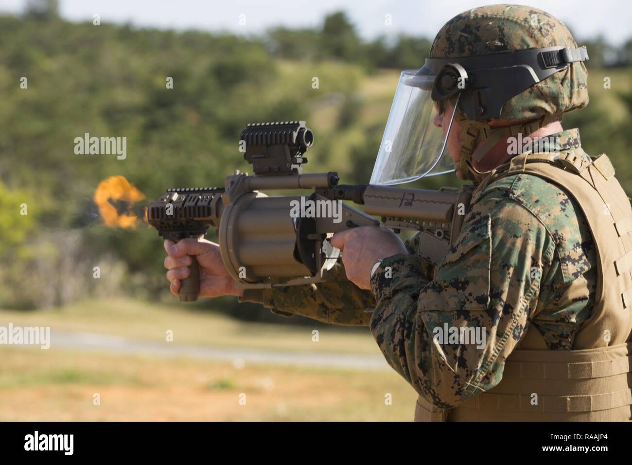 Us Marine Corps MSgt. Matthäus Diorio einer Justizvollzugsanstalt ist Spezialist guard mit Sitz und Support Battalion schießt die M32 Granatwerfer während der Non-Lethal Waffen Instructor Kurs auf Camp Hansen, Okinawa, Japan. Marines, Matrosen, Flieger und Japanische Sicherheitsbeamte abgeschlossen eine Woche lang Non-Lethal Waffen Instructor Kurs, der Taser Ausbildung, OC Belichtung und riot control Team Taktik. Stockfoto