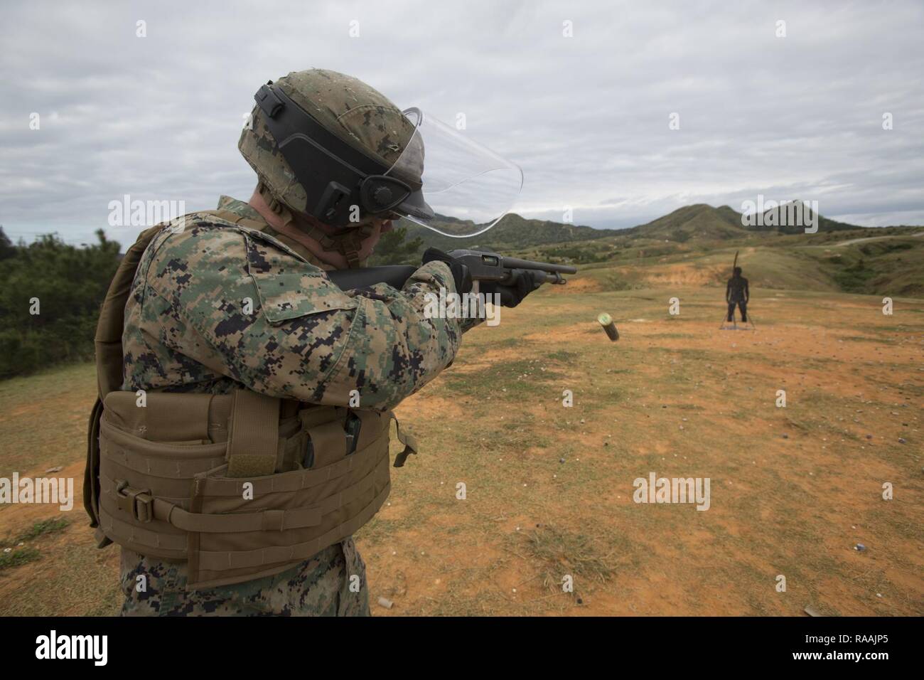 Us-Marine schießt die Mossberg 12 Gage Schrotflinte während der Non-Lethal Waffen Instructor Kurs auf Camp Hansen, Okinawa, Japan. Marines, Matrosen, Flieger und Japanische Sicherheitsbeamte abgeschlossen eine Woche lang Non-Lethal Waffen Instructor Kurs, der Taser Ausbildung, OC Belichtung und riot control Team Taktik. Stockfoto