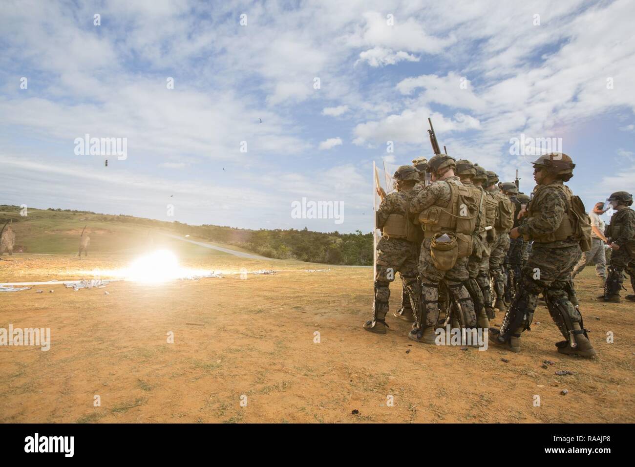 Studenten mit der Non-Lethal Waffen Instructor Kurs bilden ein schutzschild Formation auf Camp Hansen, Okinawa, Japan. Marines, Matrosen, Flieger und Japanische Sicherheitsbeamte abgeschlossen eine Woche lang Non-Lethal Waffen Instructor Kurs, der Taser Ausbildung, OC Belichtung und riot control Team Taktik. Stockfoto