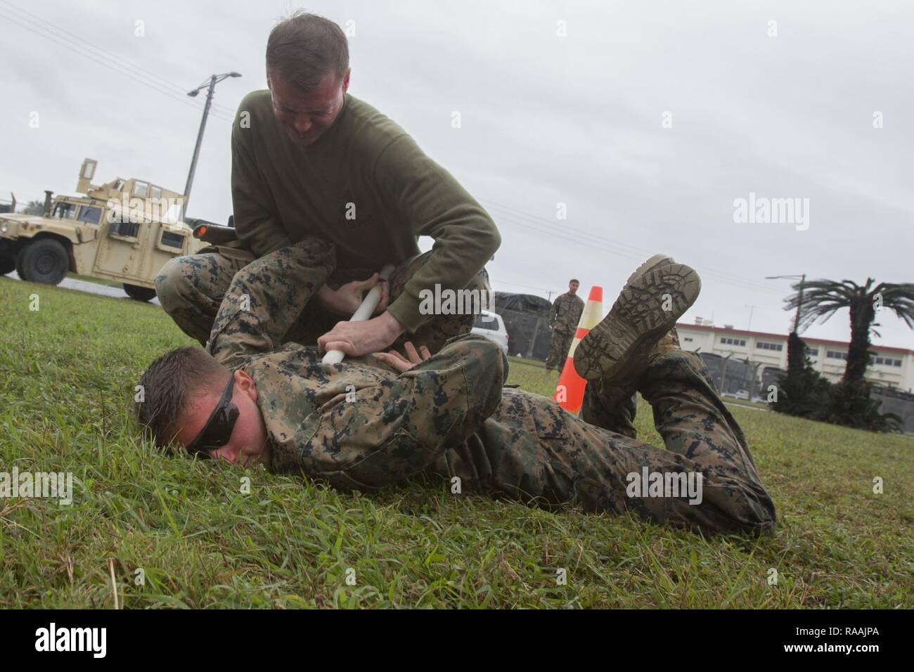 Us Marine Corps Cpl. Austin Funk, Militär, Polizei, nimmt sie eine simulierte Ziel während der Non-Lethal Waffen Instructor Kurs auf Camp Hansen, Okinawa, Japan. Marines, Matrosen, Flieger und Japanische Sicherheitsbeamte abgeschlossen eine Woche lang Non-Lethal Waffen Instructor Kurs, der Taser Ausbildung, OC Belichtung und riot control Team Taktik. Stockfoto