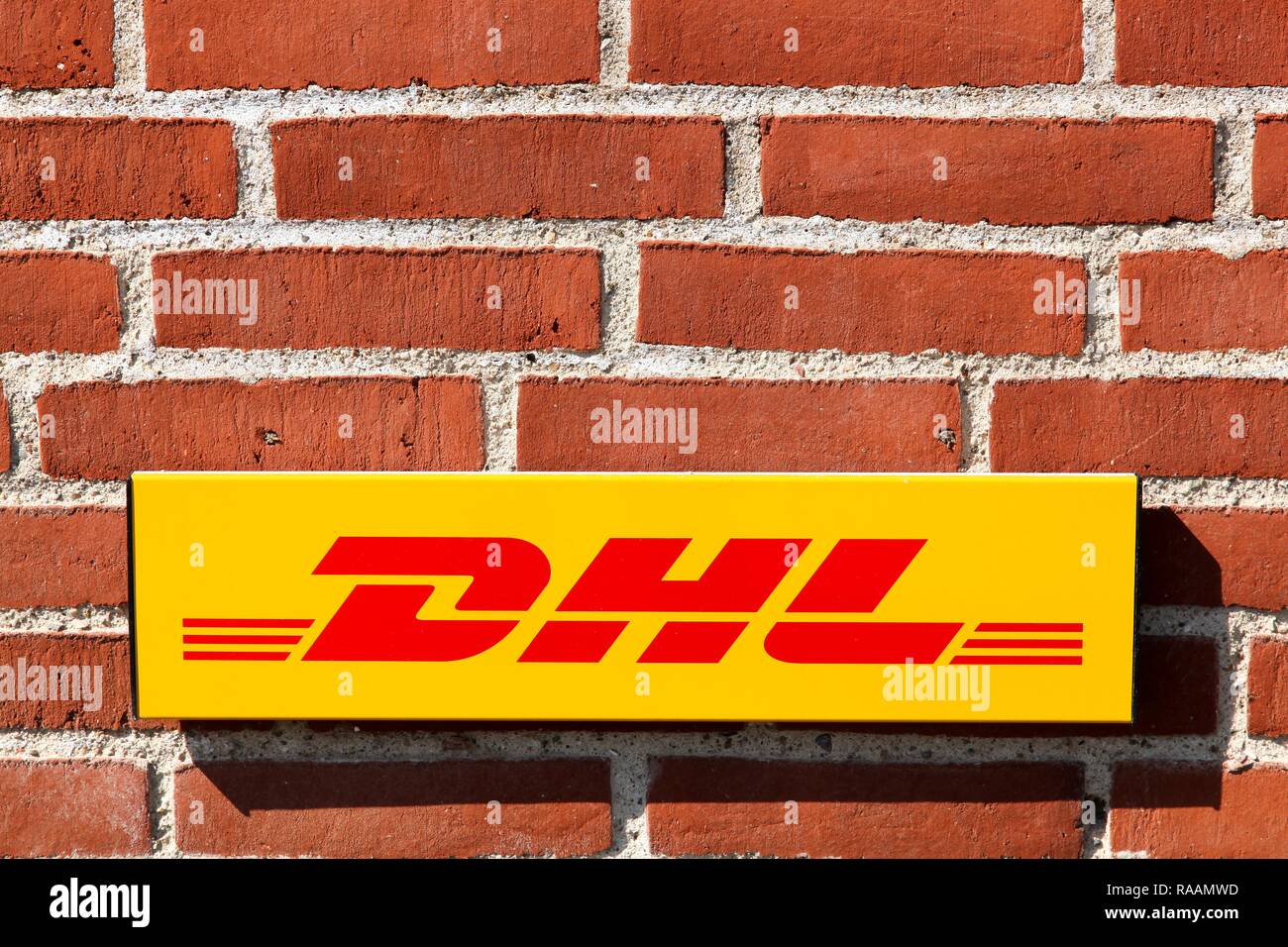 Aarhus, Dänemark - 22. August 2015: DHL Logo auf einer Fassade. DHL Express ist eine Abteilung des deutschen Logistikunternehmen Deutsche Post DHL Stockfoto