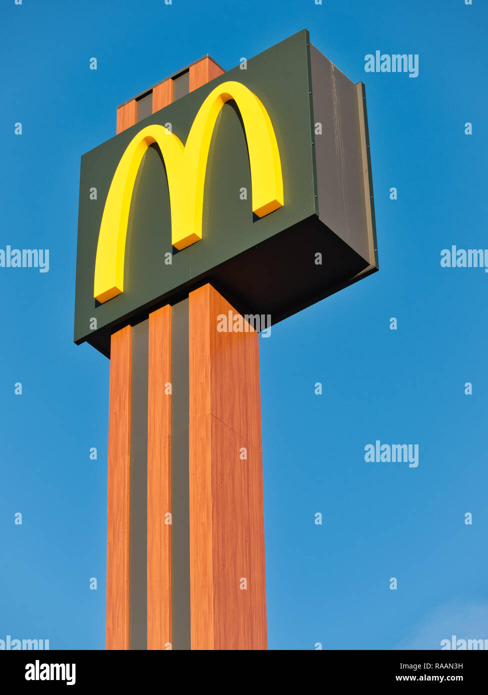 Mc Donald Wegweiser logo gegen den klaren Himmel perspektivische Ansicht Stockfoto