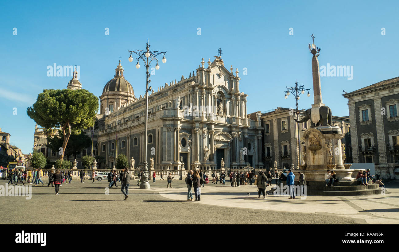 Die Piazza del Duomo mit dem Dom zu St. Agatha (Sant'Agata) & der Elefantenbrunnen, Catania, Sizilien, Italien. Stockfoto