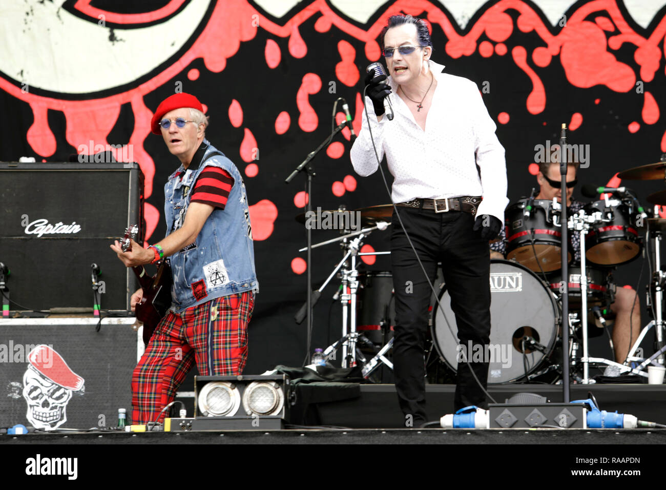 Kapitän sinnvoll und Dave Vanian der Verdammten auf der Bühne des Barclaycard präsentiert Britische Sommerzeit Festival im Hyde Park, 1. Juli 2017 in London. Stockfoto