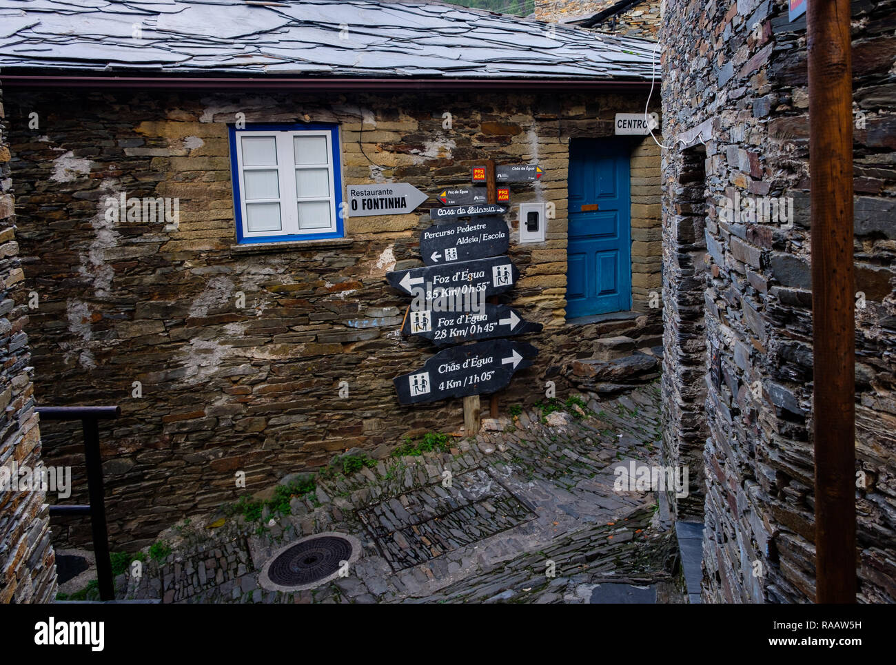 Arganil, Portugal - Dezember 1, 2017: historische Dorf Piódão am Hang des Hügels mit den Häusern in Schiefer und Schiefer und die Fenster und Tun Stockfoto