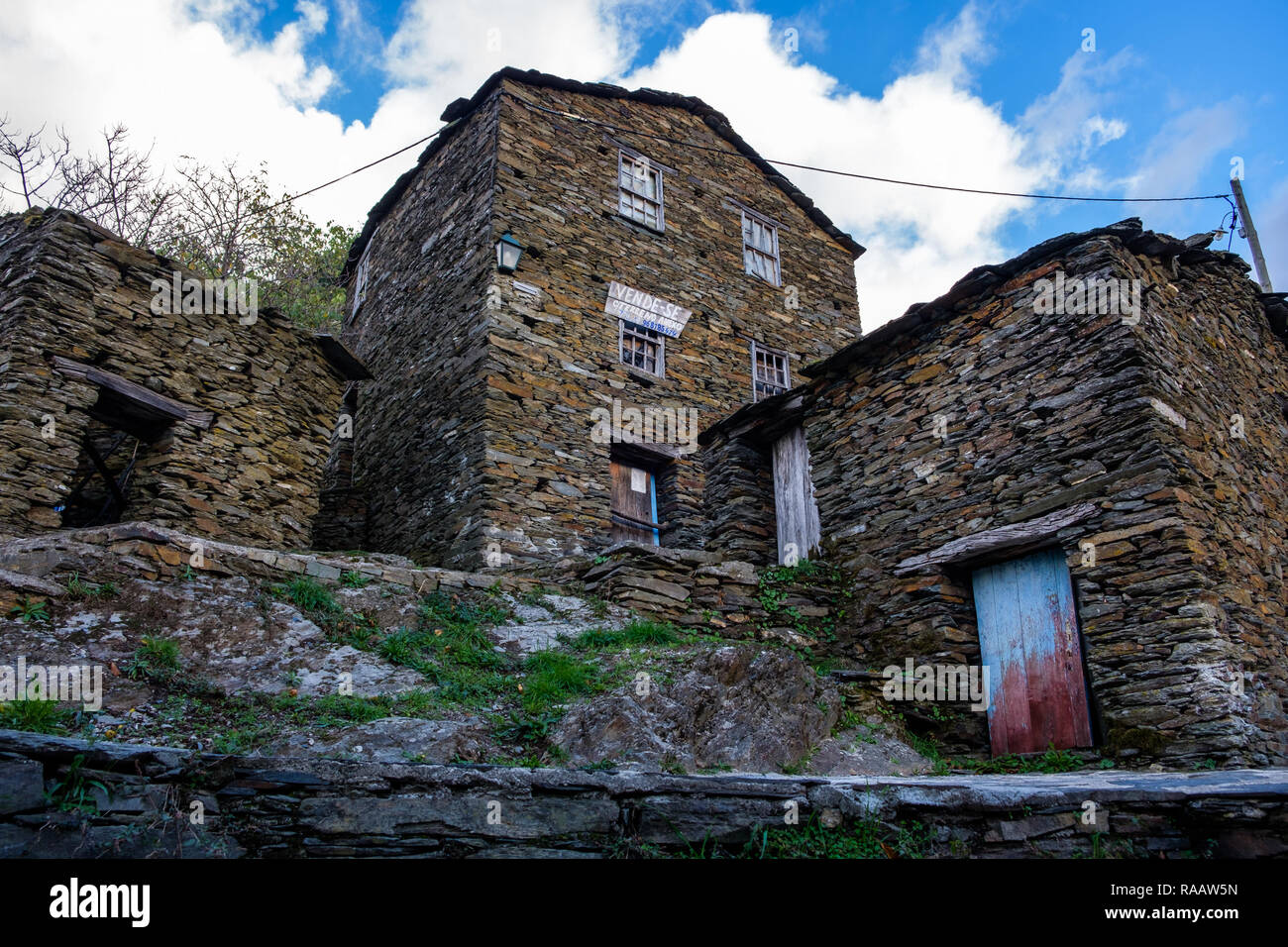 Arganil, Portugal - Dezember 1, 2017: historische Dorf Piódão am Hang des Hügels mit den Häusern in Schiefer und Schiefer und die Fenster und Tun Stockfoto
