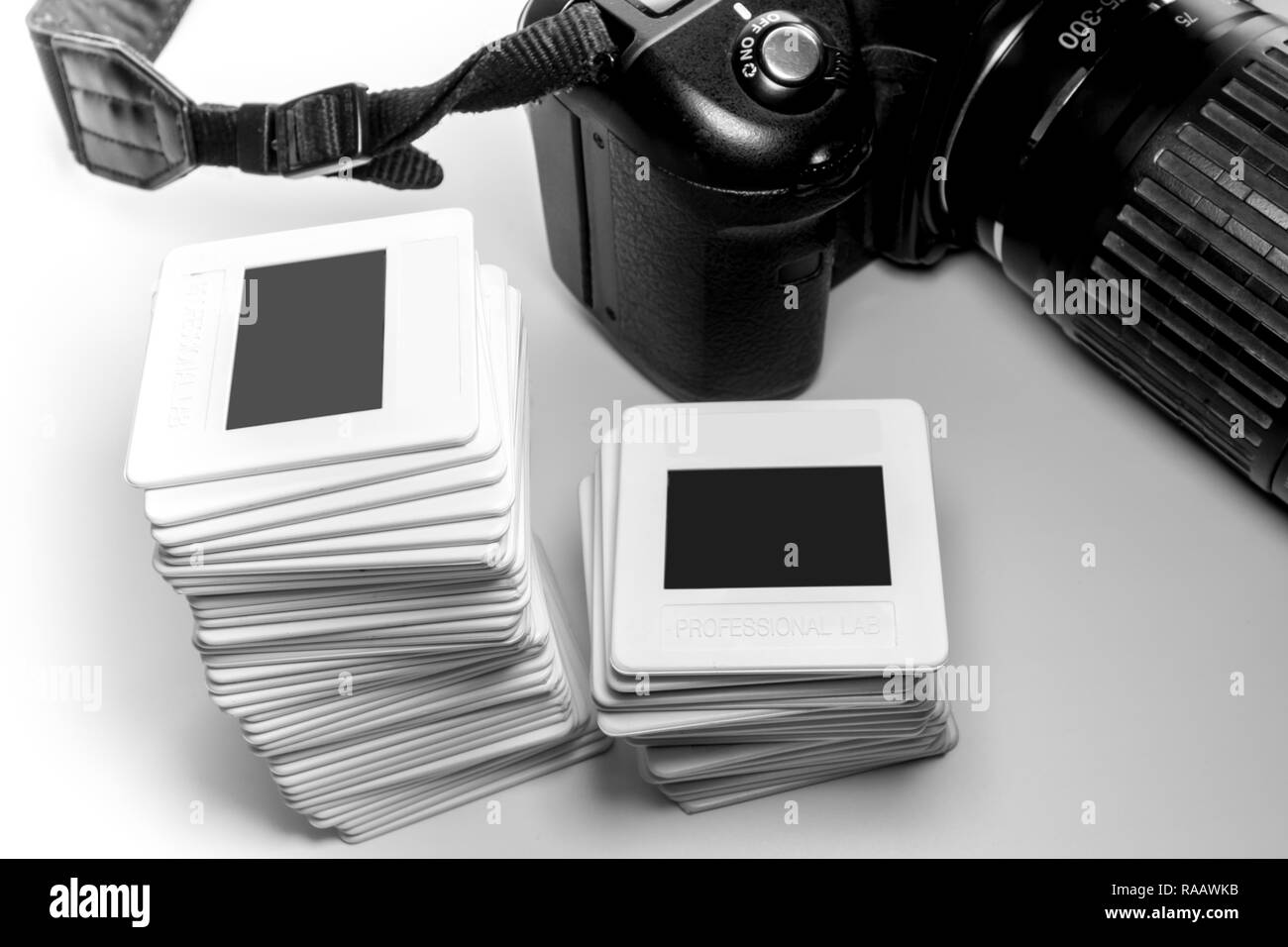 Stapel alte Umkehrung Diafilm in Kunststoffrahmen und Teil der Kamera  Stockfotografie - Alamy