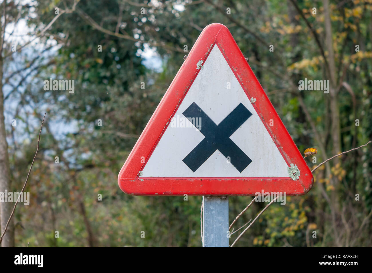 Warnung Verkehr spanish, Verschneidung mit Priorität auf der rechten Seite, P-2 Zeichen, Spanien Stockfoto