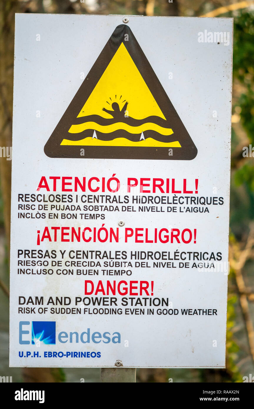 Warnschild in der Nähe eines Flusses, Gefahr Gefahr des plötzlichen Überschwemmungen auch bei gutem Wetter, in der katalanischen, spanischen und englischen Stockfoto