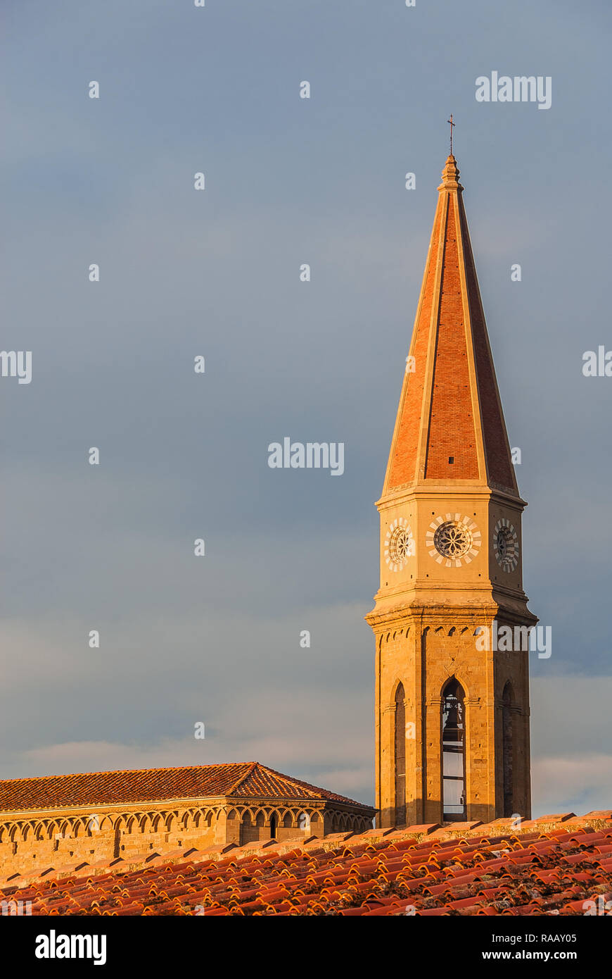 Anzeigen von Arezzo Dom gotische Glockenturm bei Sonnenuntergang vom historischen Zentrum charakteristischen tuscanic roten Dachziegel Dächer (mit Kopie Raum) Stockfoto