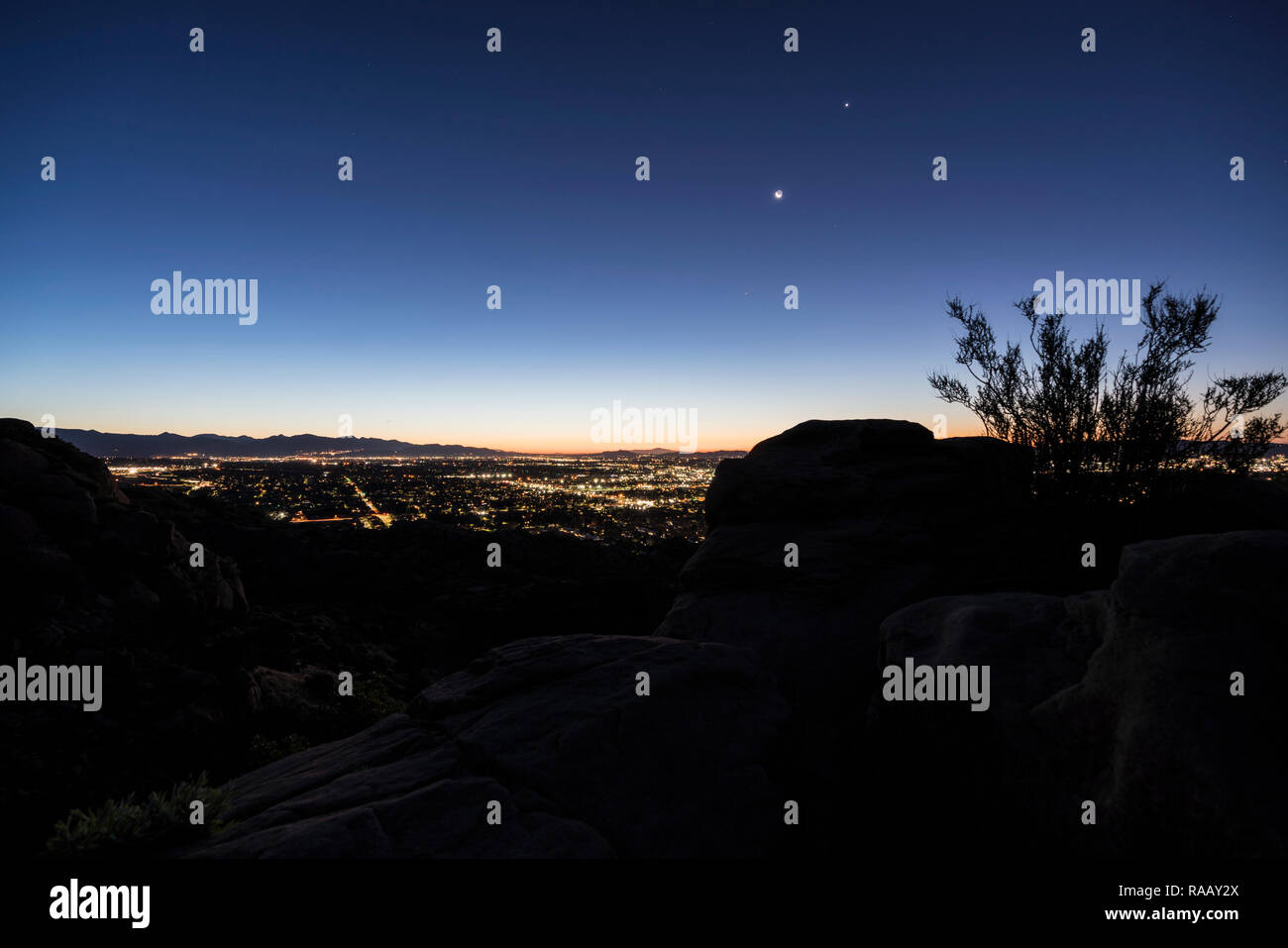 Sunrise Hügel Blick auf weitläufige West San Fernando Valley Stadtviertel in Los Angeles, Kalifornien. Stockfoto