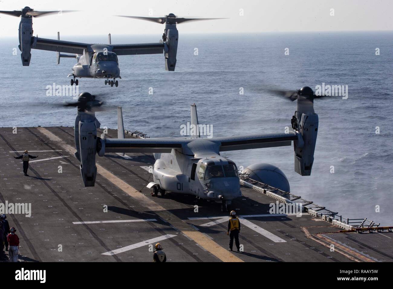 MV-22 B Fischadler mit der 22 Marine Expeditionary Unit, bereiten zu landen auf dem Flugdeck der USS Kearsarge (LHD3). Dez. 30, 2018. Die kearsarge ist derzeit auf die Bereitstellung Transport Marinesoldaten und Matrosen im Gange. (U.S. Fotos von Lance Cpl. Antonio Garcia) Stockfoto