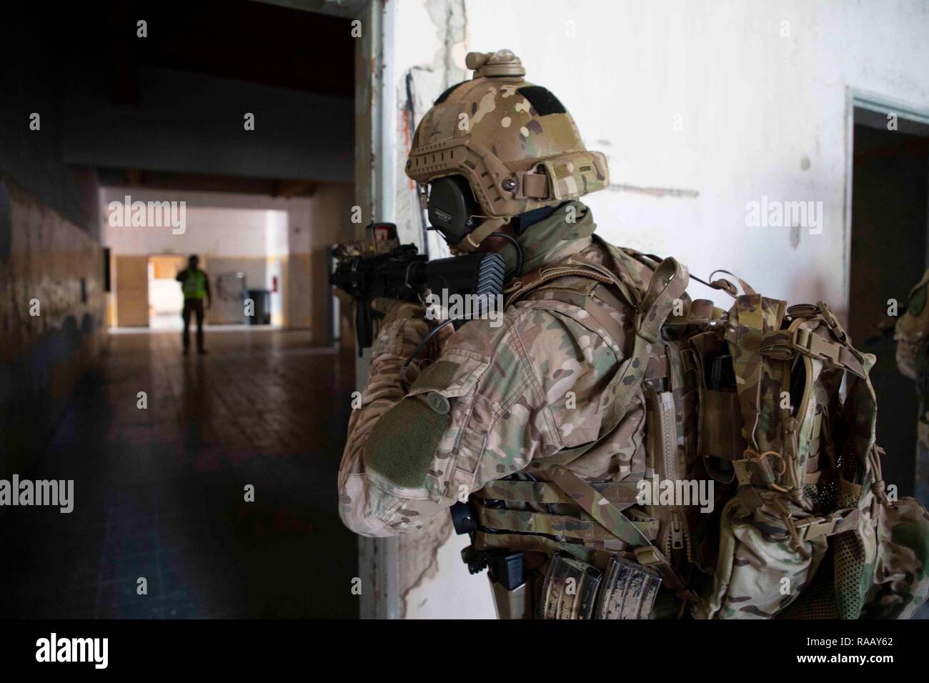 Eine litauische Special Operations Forces Mitglied liefert Sicherheit Nov. 14, 2018 in der Slowakei als Teil der Advanced Combat Leaders Kurs. SOF aus Litauen, Polen und der Slowakei nahmen an der US-geführten ACLC, ein Train-the-trainer-Kurs, SOF Letalität zu verbessern, Close Quarters Battle. (U.S. Armee Foto von Sgt. Alexis k. Washburn) Stockfoto