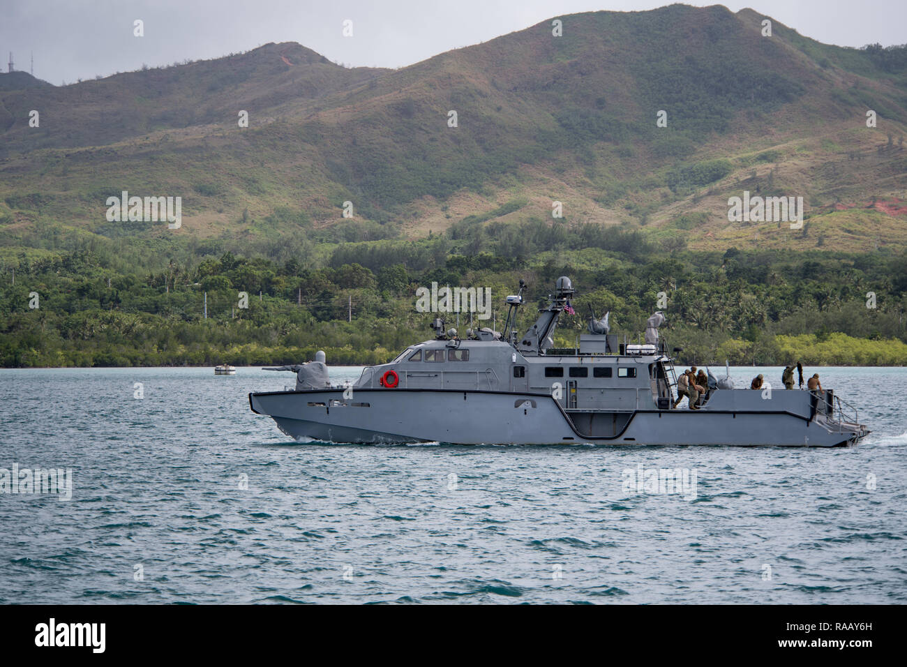 181228-N-VR 594-1035 Santa Rita, Guam (31. 28, 2018) Segler an die in den Küstenzonen Riverine Squadron 3, Loslösung Guam, führen Sie eine 500 Seemeilen Transit an Bord eines Mark VI Patrouillenboot Küsten Riverine Group (CRG) (1), Trennung Guam zugewiesen. Dies markiert den längsten Transit die Mark VI Patrouillenboote im Pazifik gemacht haben. CRG 1, Loslösung Guam, Commander, Task Force 75, die primäre Expeditionary task force verantwortlich für die Planung und Ausführung der Küstengebiete Riverine operations, Beseitigung von Explosivstoffen, tauchen Engineering und Bau zugeordnet und Unterwasser im Bau Stockfoto