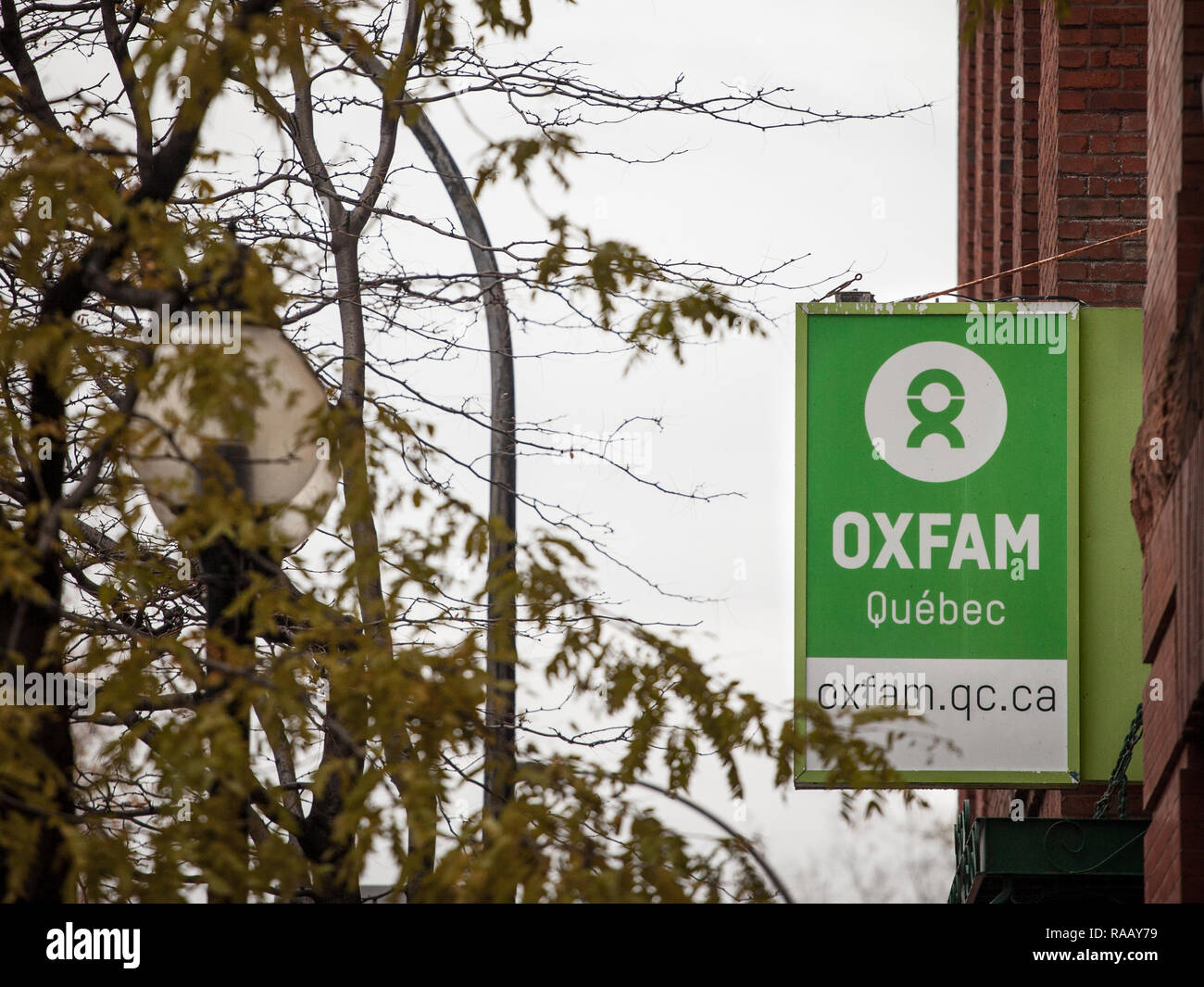 MONTREAL, KANADA - 6. NOVEMBER 2018: Oxfam Logo Vor Ihren lokalen Charity Shop in Montreal, Quebec. Oxfam ist eine NGO spezialisiert im Kampf gegen pove Stockfoto