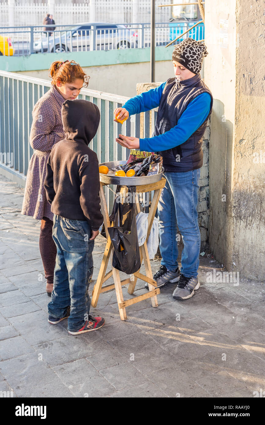Istanbul, Türkei, 21. Januar. 2015: jungen türkischen Mann verkaufen frische Muscheln in einer Straße in Aksaray. Stockfoto