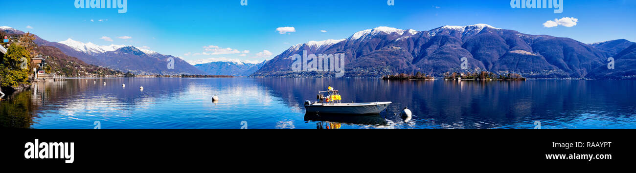 Panorama Blick auf die kleine Stadt und Lago Maggiore in Brissago, Tessin, Schweiz Stockfoto