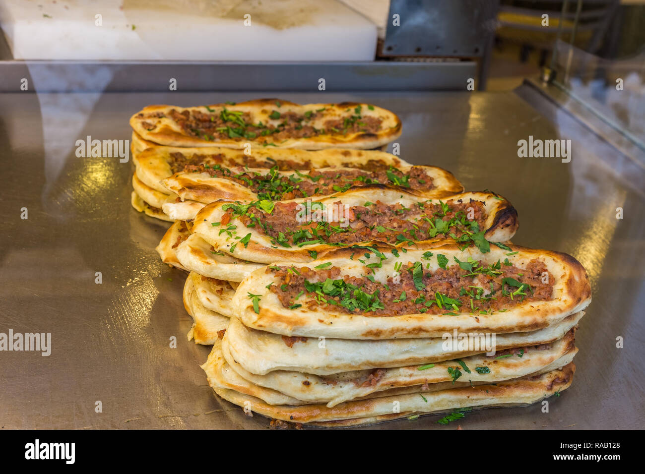 Tukish Pide, eine Form der Pizza. Ein beliebtes Gericht in der Türkei. Stockfoto