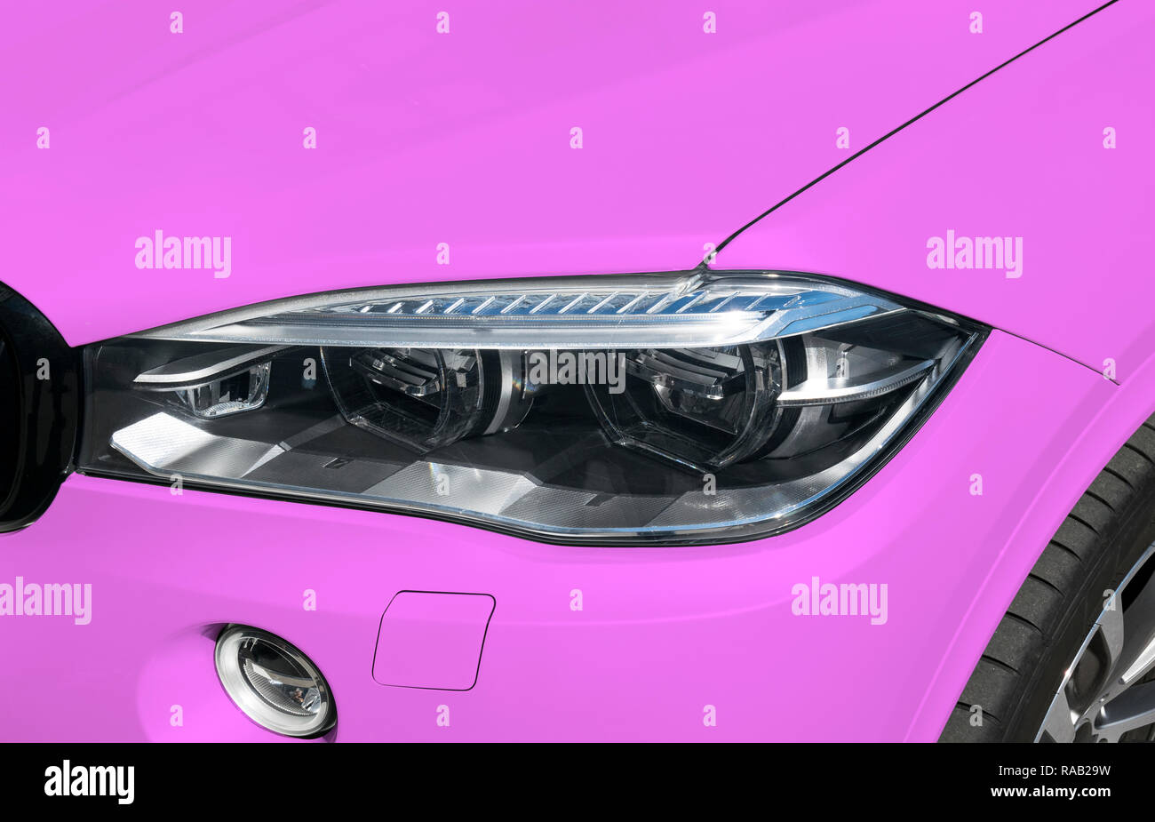Scheinwerfer eines modernen Rosa sport auto. Die Scheinwerfer des Autos. Modernes Auto außen Details Stockfoto